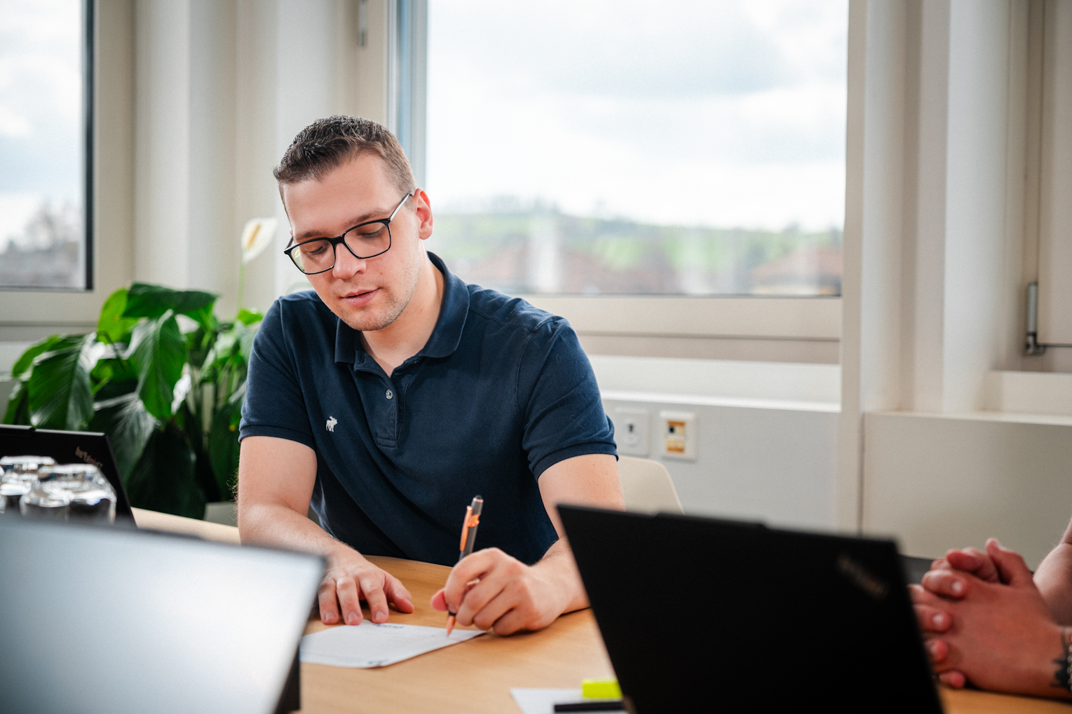 Dave am Sitzungstisch David Brogli, Inhaber der Brogli Informatik GmbH, am Sitzungstisch im Büro in Erlen